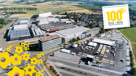 Celebración del centenario de la empresa con un día de puertas abiertas, visitas guiadas y una fiesta para los empleados en la central de KAESER KOMPRESSOREN en Coburg.