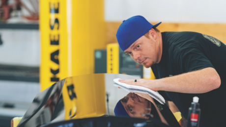 KC Mathieu usa compresores Kaeser en su taller de pintura para un acabado de pintura perfecto