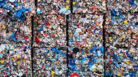 Balas de material de reciclaje plástico procesado con aire comprimido